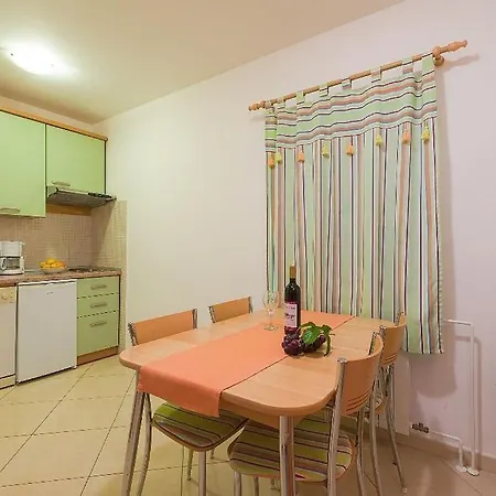 Apartmán In With Balcony, Air Conditioning, Wi-fi, Washing Machine *